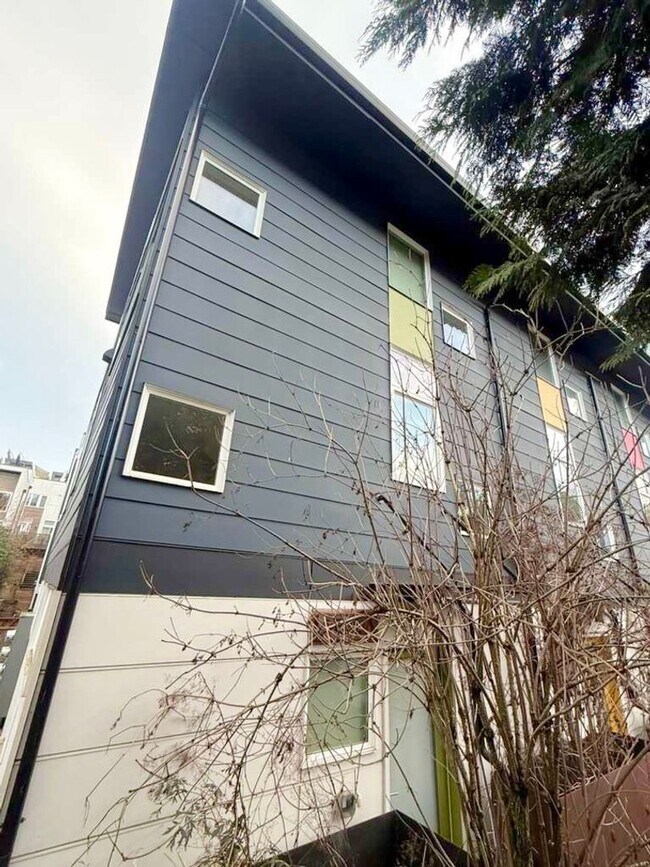 Foto del edificio - 2 Bedroom Modern Columbia City Townhome With Private Patio and Balcony – Near Light Rail