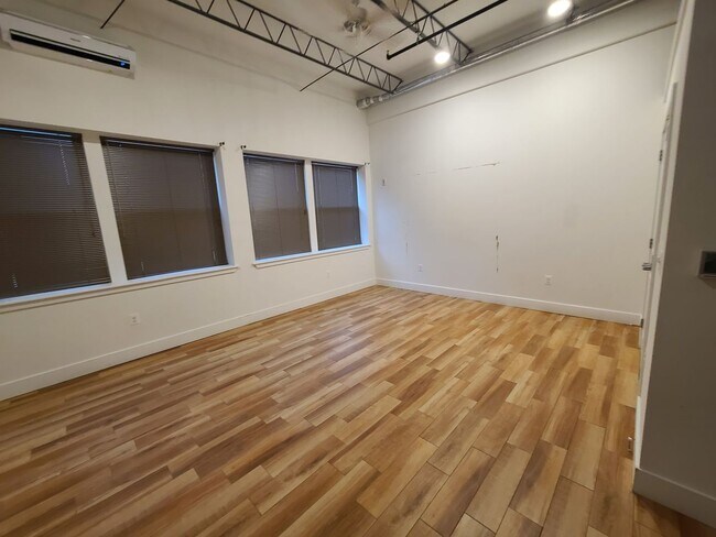 Building Photo - Bright large studio available with extra s...