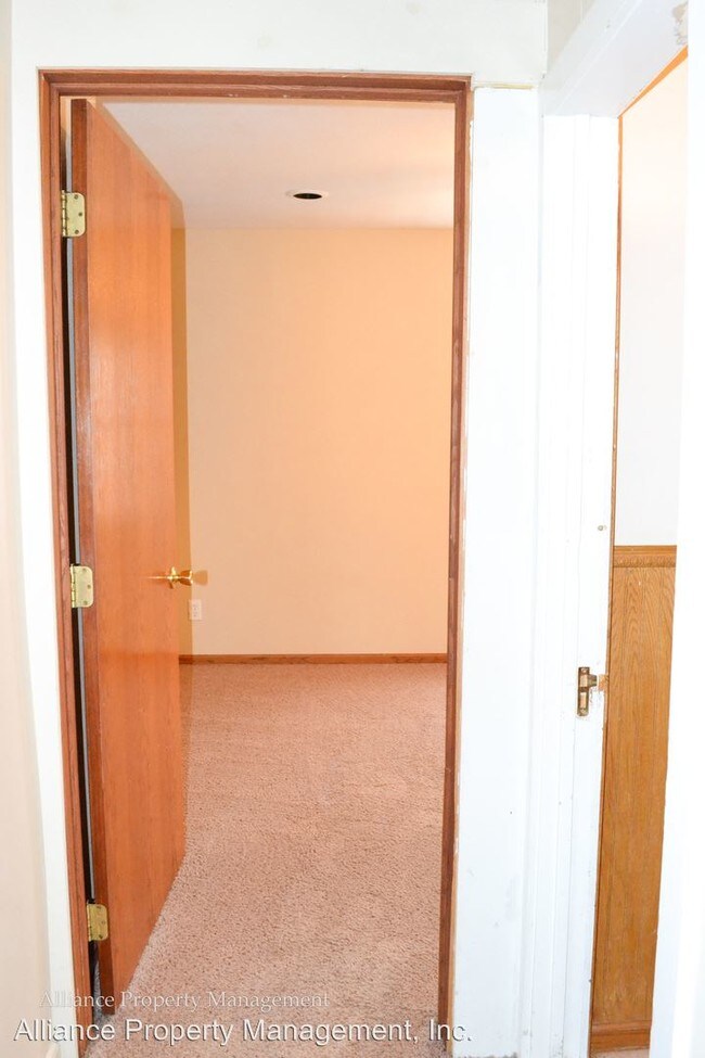 Building Photo - 4 br, 2 bath Apartment - 1529 Fair Ln.