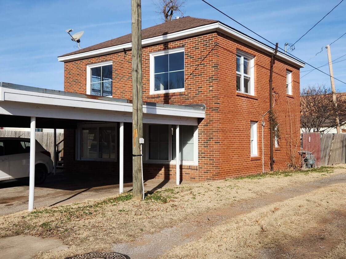 815 Hayes Ave Unit 2, Clinton, OK 73601 Apartments in Clinton, OK