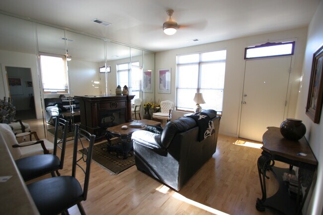 Foto del edificio - 315 Belvedere Ave SW