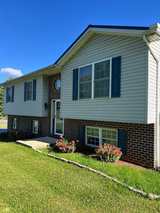 Foto del edificio - 3 bedroom 2 bathroom Home In Shippensburg PA!