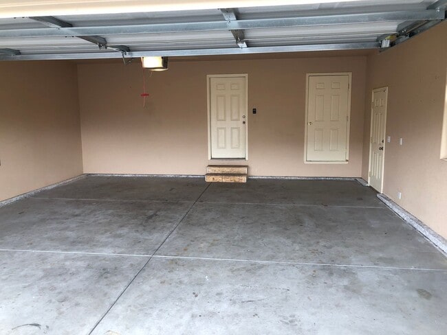 Building Photo - Duplex Town Home Rancher One Level Living