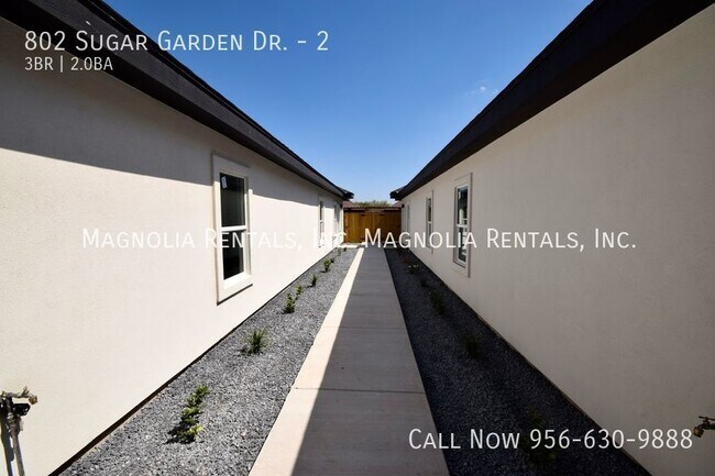 Building Photo - 802 Sugar Gdn Dr