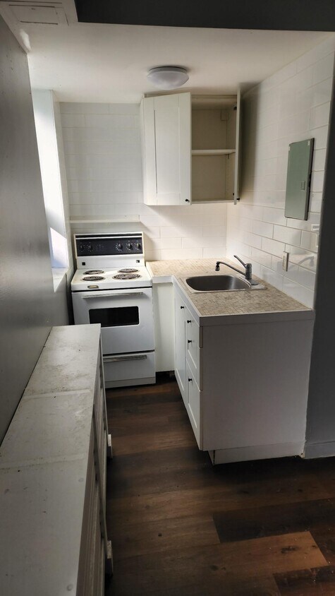 Photo du bâtiment - Bachelor Apartment available on The Kingsway