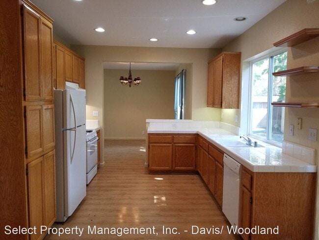 Building Photo - 3 br, 2.5 bath House - 3320 Via Verde Terrace