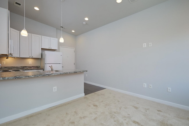 Building Photo - Easy and Convenient