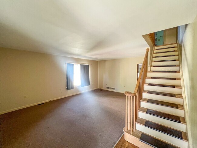 Building Photo - 477 Roe Ave