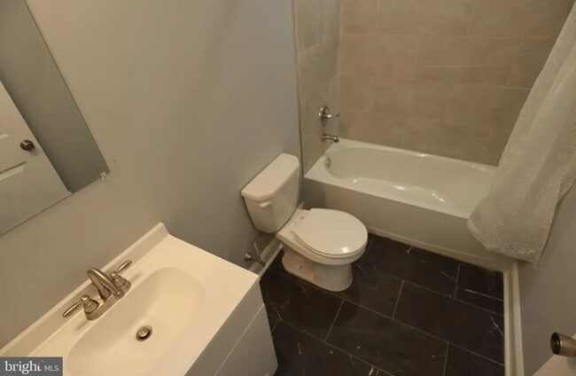 Building Photo - 1908 W Diamond St