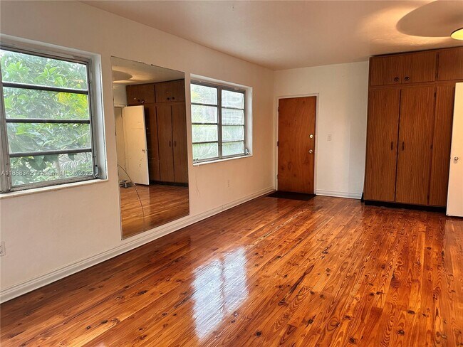 Foto del edificio - 4740 Pine Tree Dr