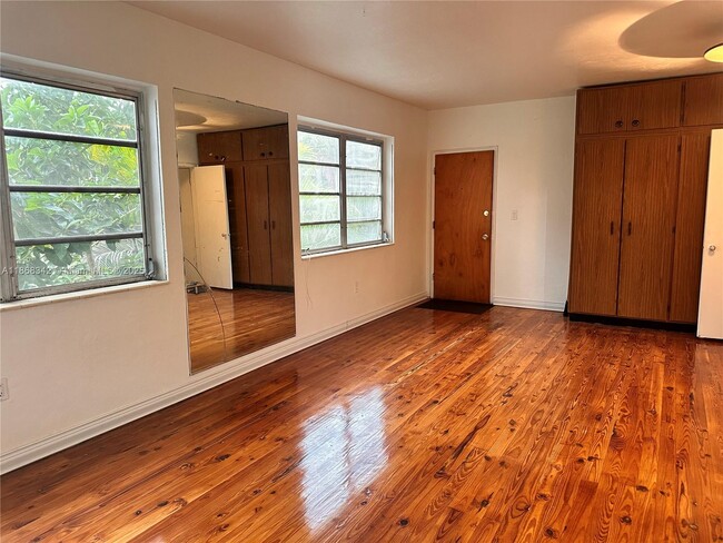 Building Photo - 4740 Pine Tree Dr