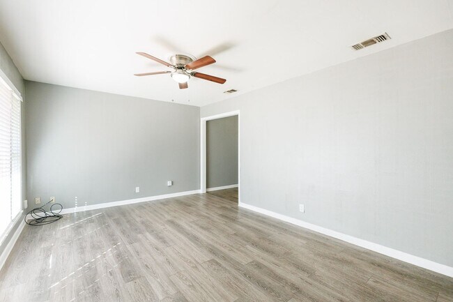 Foto del edificio - Cute 2/1/1 near Monterey High School