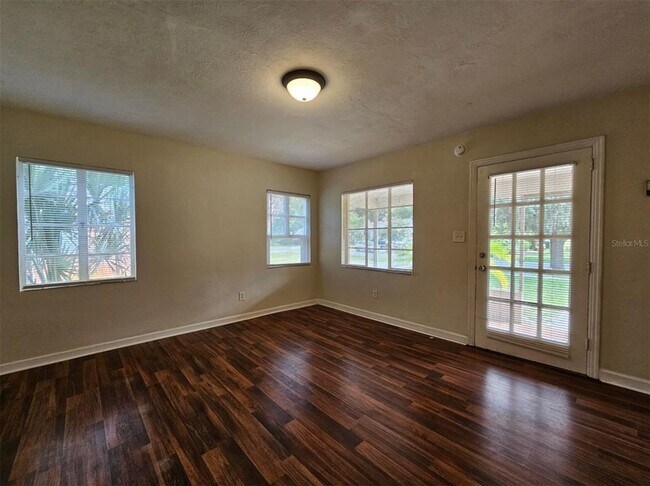 Foto del edificio - 1516 Holly Rd