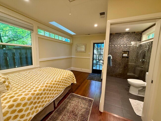 Foto del edificio - PEACEFUL MADRONE CANYON ONE BEDROOM COTTAGE NEAR DOWNTOWN LARKSPUR