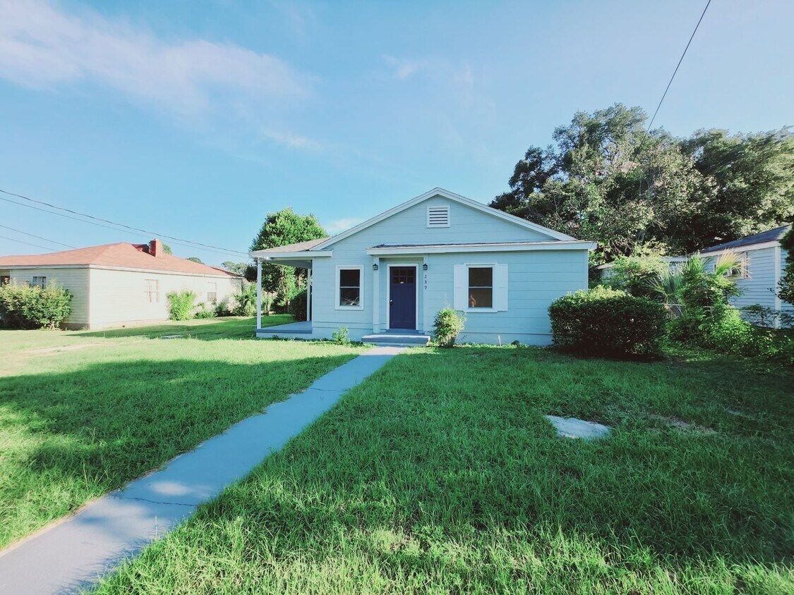 289 Chestnut St Pensacola, FL 32506. Janua... House Rental in