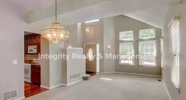 Building Photo - 3 Bed/3 Bath, 2,759 Sqft -9614 Pinebrook S...