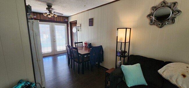 Building Photo - Cute Two Bedroom Home!