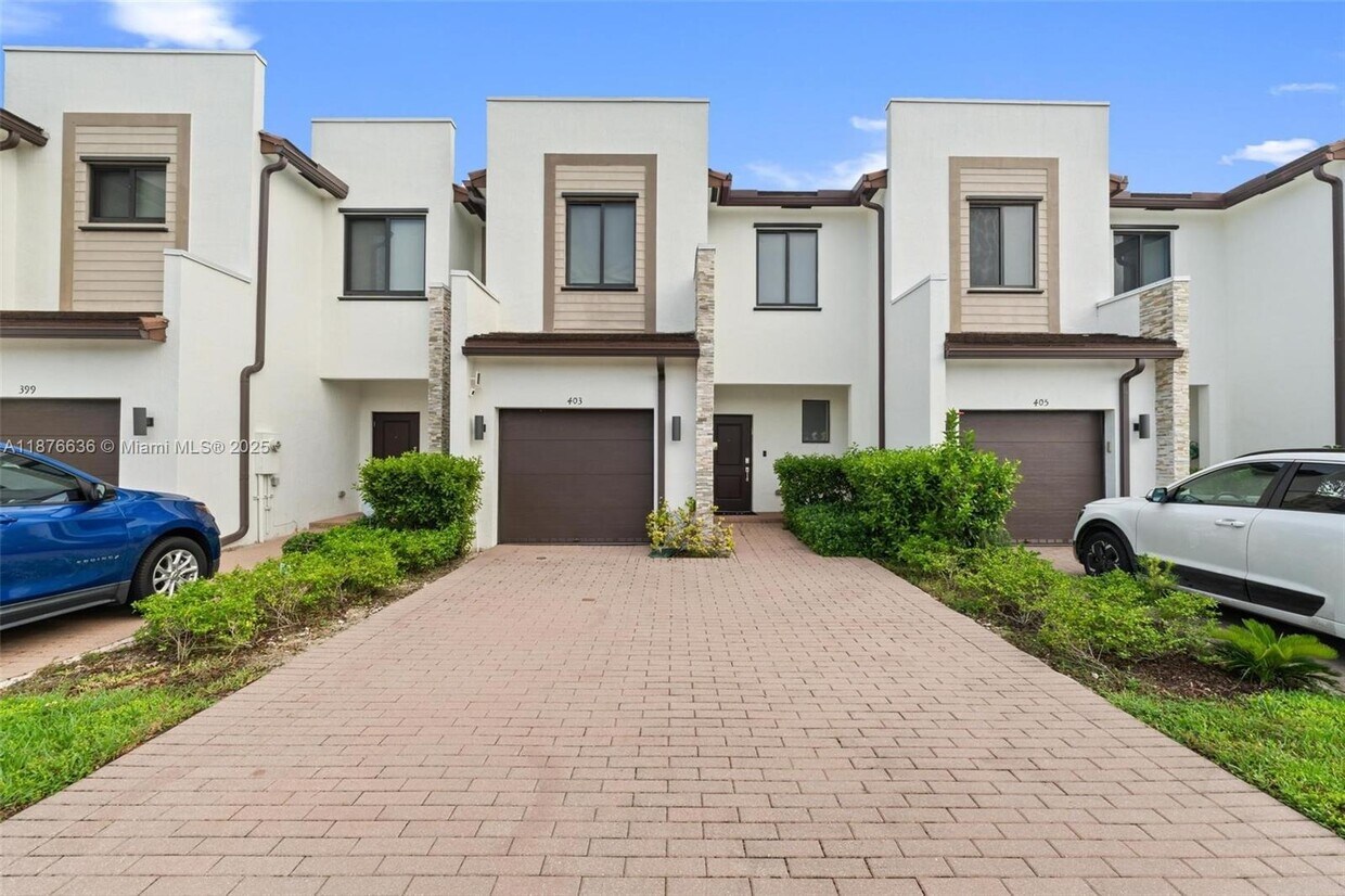 Foto principal - 403 NE 212th St