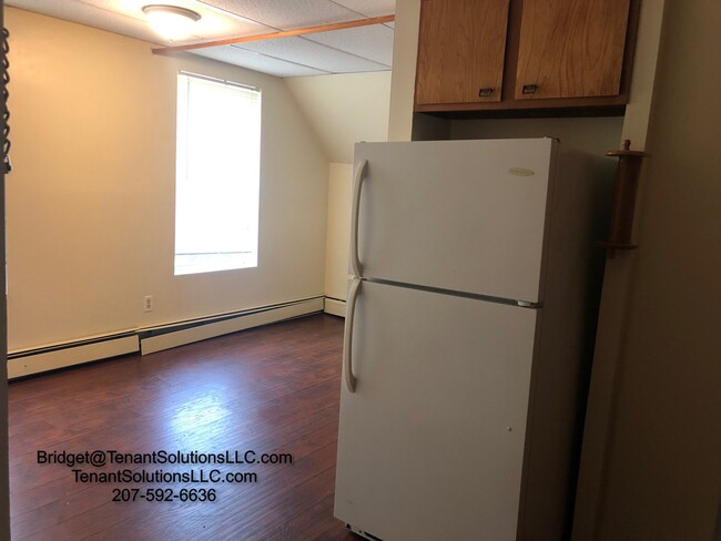 Building Photo - 584 Riverside Dr