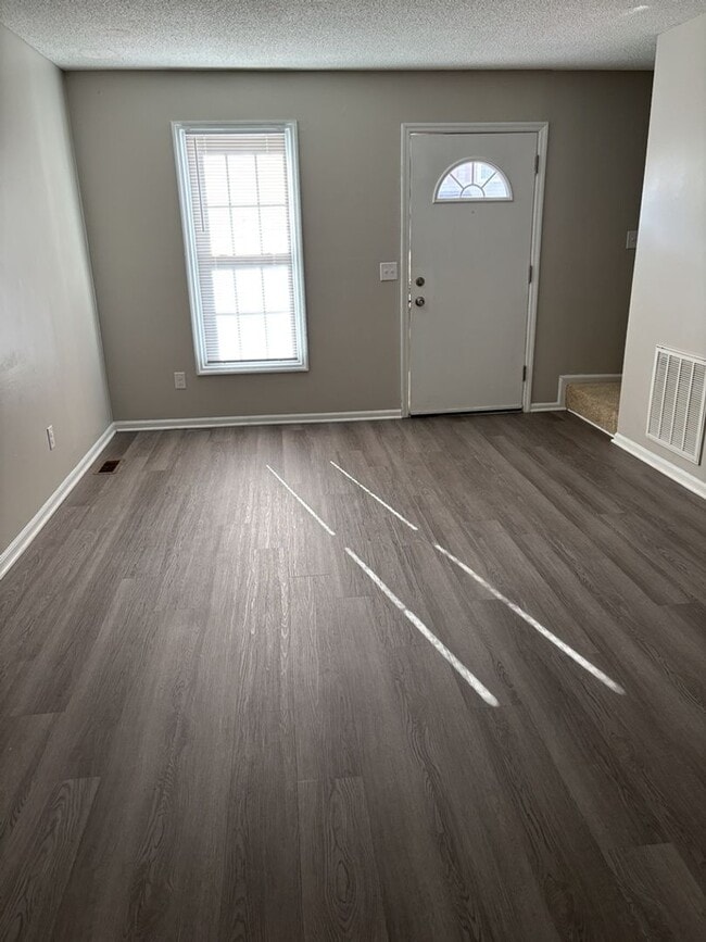 Building Photo - Ready To View!!! Great Location!!!!  Just minutes from the airport!