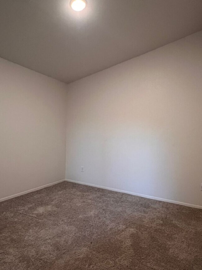 Building Photo - MOVE-IN READY DESERT SKY TOWNHOME