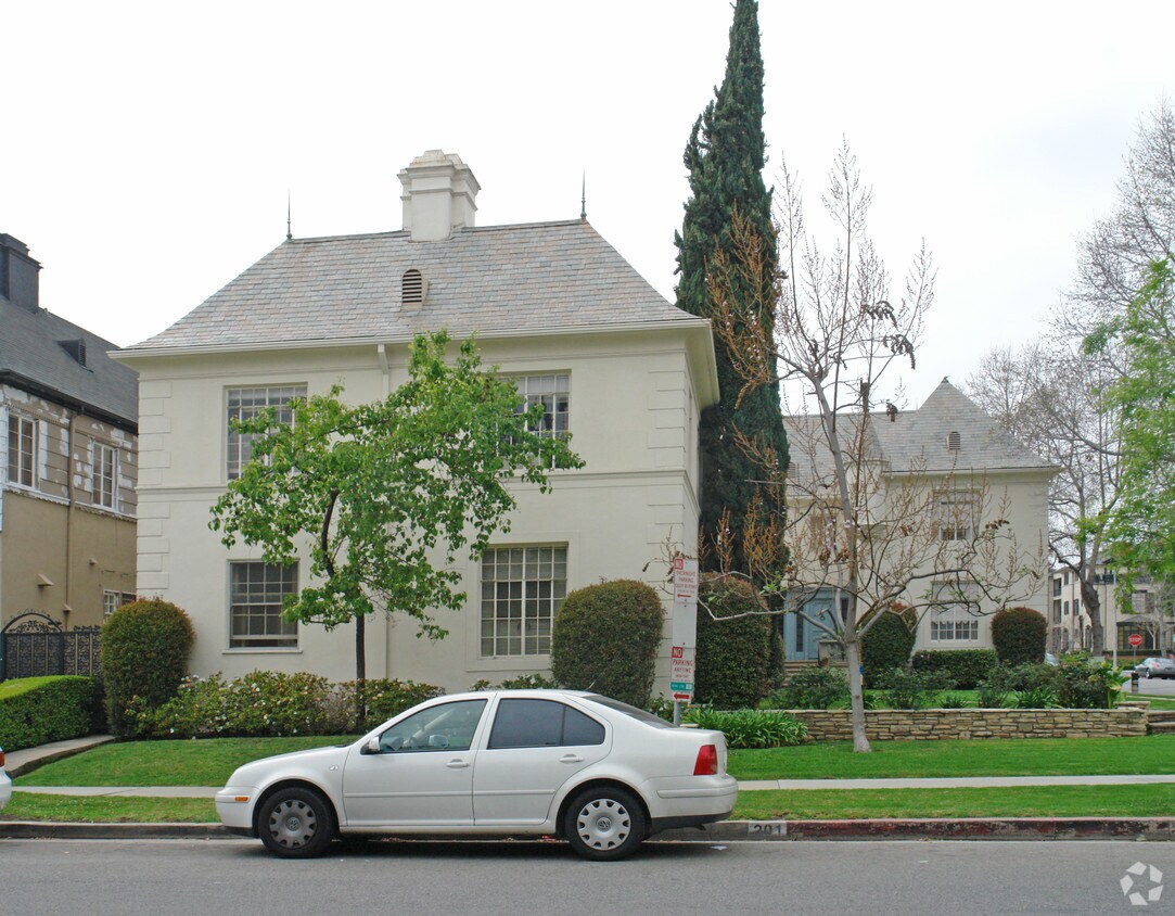 Building Photo - 201 El Camino Dr