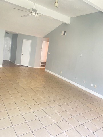 Building Photo - 1715 Meadow Green Dr