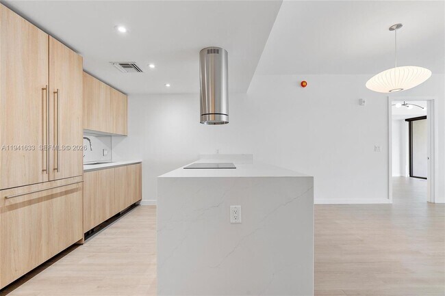 Building Photo - 9901 W Bay Harbor Dr