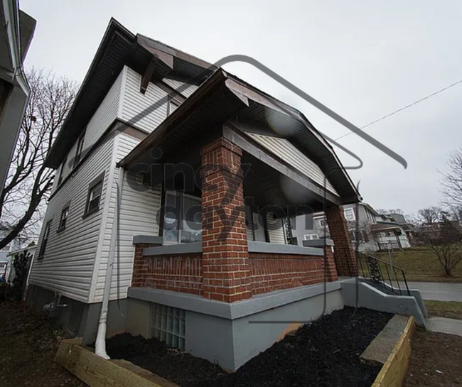 Building Photo - 3925 E 3rd St