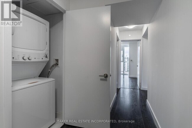 Building Photo - 15-1115 Roehampton Ave
