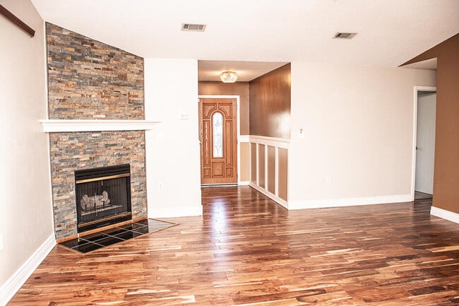 Building Photo - 17 8th Ave