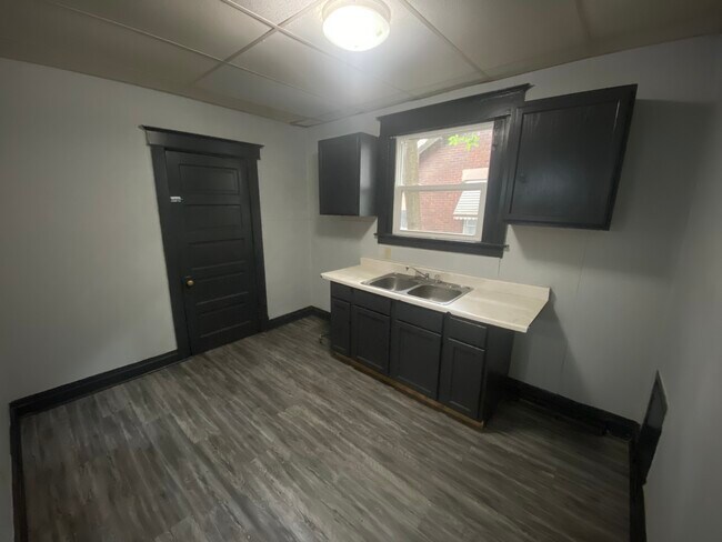 Building Photo - 305 Chandler St