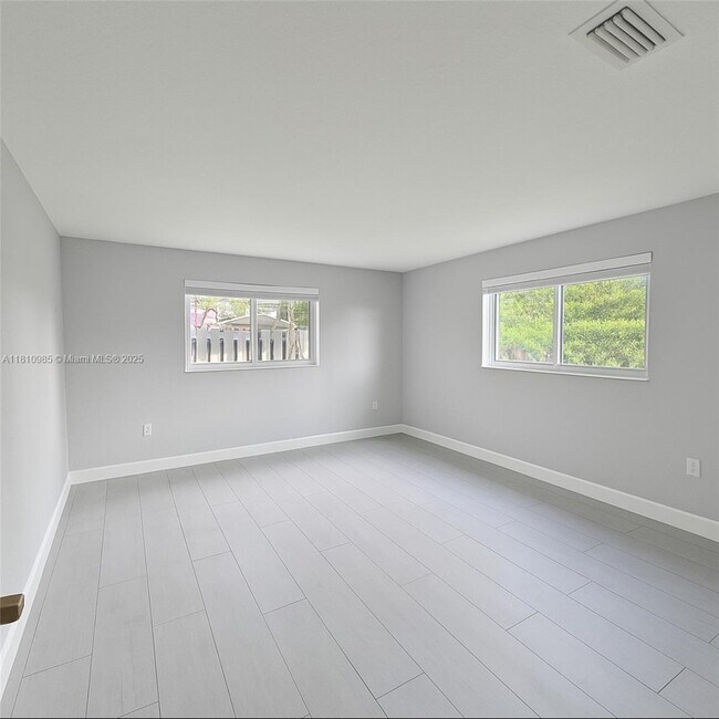 Building Photo - 2860 SW 32nd Ave