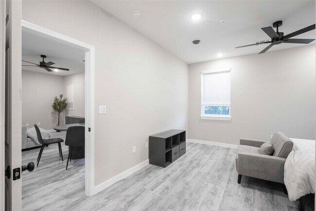 Foto del edificio - 2101 Reinke Rd