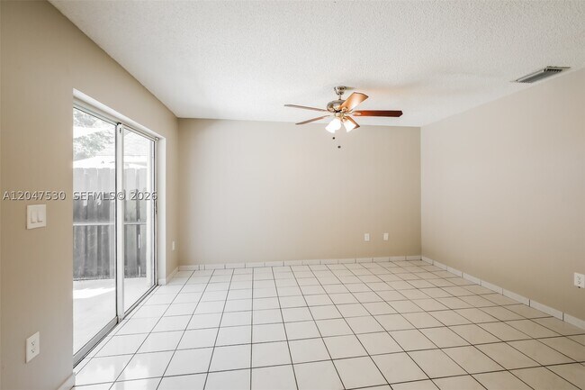 Foto del edificio - 3232 NW 121st Ave