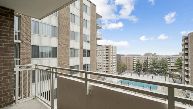 Balcón - 3003 Van Ness