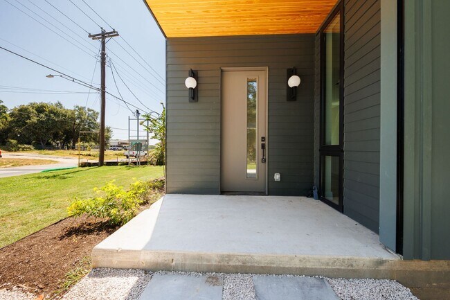 Foto del edificio - Luxury Redefined: Experience Vibrant Living in this 3-Bedroom Haven in East Austin