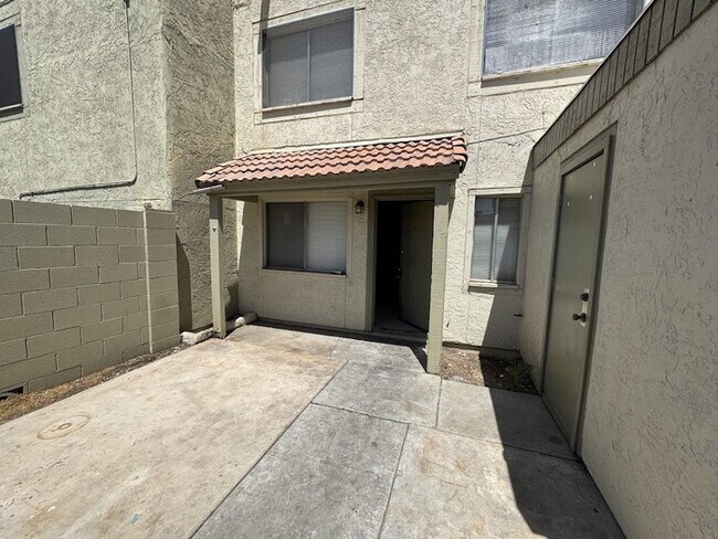 Building Photo - Glendale 2-br Townhome With Carport