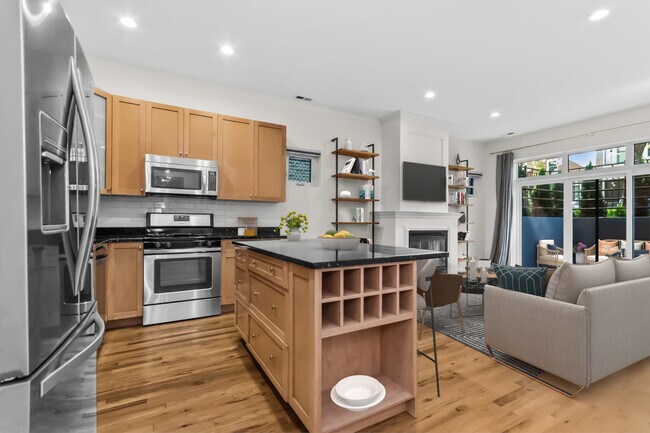 Foto del edificio - 1659 N Oakley Ave