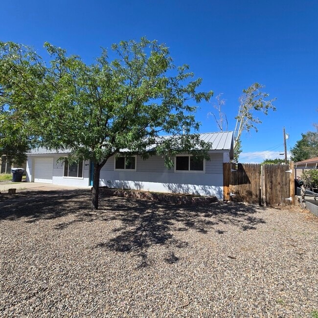 Building Photo - 3401 Sierra Dr NE