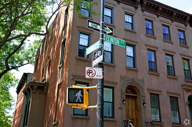 Foto del edificio - 436 Clinton St