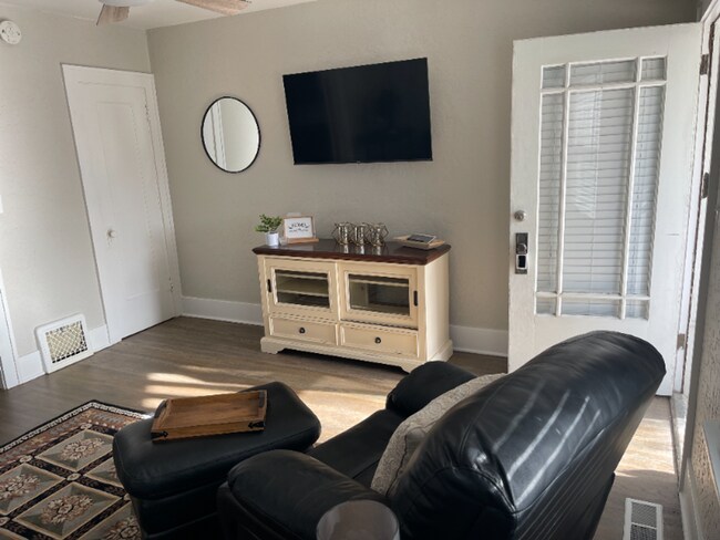 Foto del edificio - Renovated Fully-Furnished Duplex w/ Private Fenced Yard