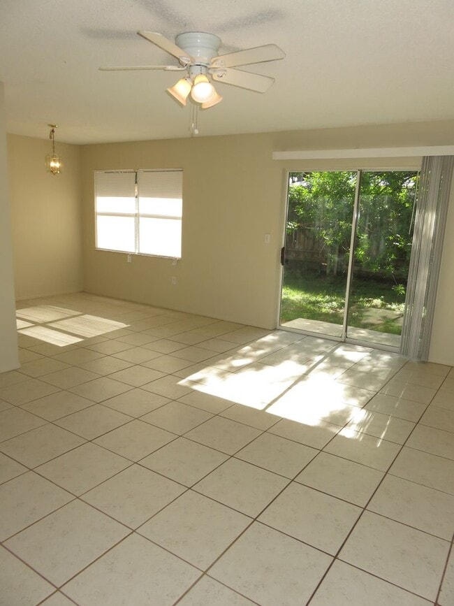 Building Photo - Centrally located 2/2