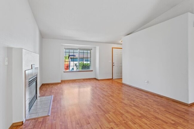 Building Photo - Secluded 3 bedroom 2 bath home close to Wo...