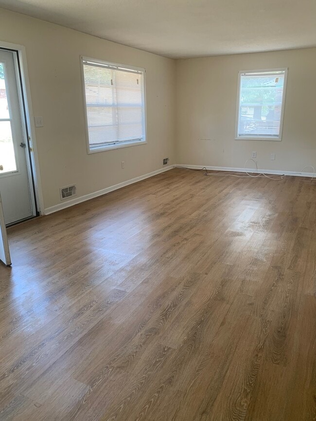 Foto del edificio - 1 Bedroom, 1 Bath Duplex Apartment on the Eastside