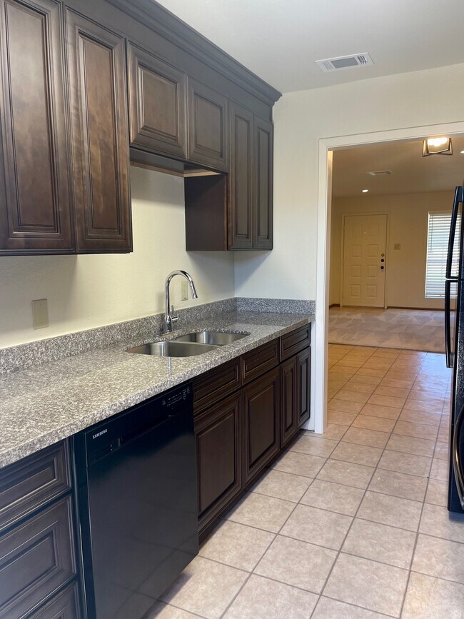 Foto del edificio - 5458 Folsom Dr