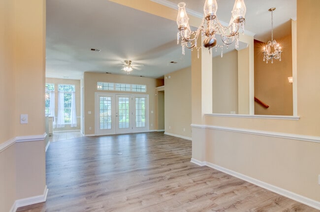 Spacious living room - 414 Carriage Lake Dr