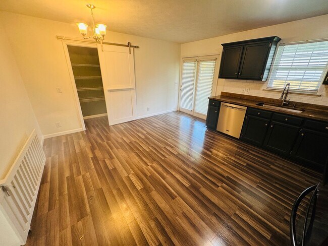 Foto del edificio - 720 Fields Ln