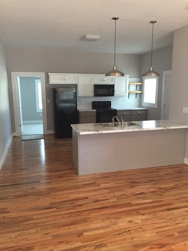 Building Photo - 310 Clinton St SE