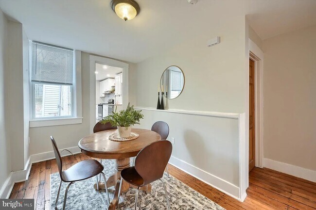 Comedor - 654 Poplar St